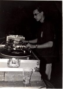 DJ Arjuna tijdens zijn debuut