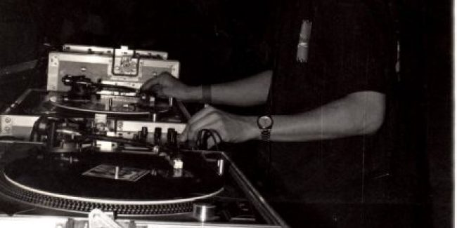 DJ Arjuna tijdens zijn debuut